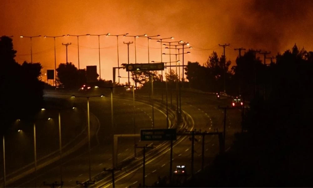 Κόλαση επί γης στην Βόρεια Αττική: Εκτός ελέγχου η φωτιά - Εντολή εκκένωσης για Άγιο Στέφανο, Καπανδρίτι και Πολυδένδρι